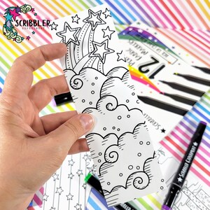 Pode incluir: Um marcador de p&aacute;gina preto e branco com um design de nuvens e estrelas cadentes. O marcador de p&aacute;gina est&aacute; em branco e pronto para ser colorido.