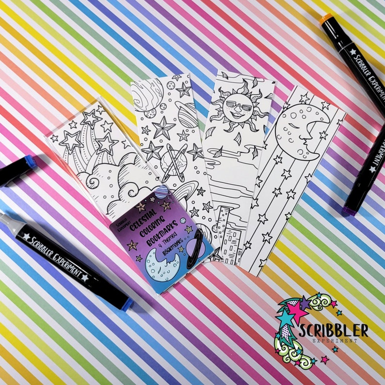 Pode incluir: Cinco marcadores de livros para colorir com tema celestial com imagens de planetas, estrelas, um sol e uma lua. Os marcadores s&atilde;o impressos em cart&atilde;o branco e t&ecirc;m um design preto e branco. Os marcadores s&atilde;o embalados em uma manga de pl&aacute;stico transparente com um r&oacute;tulo que diz "Marcadores de livros para colorir celestiais" e "Marcadores tem&aacute;ticos".