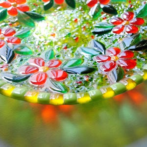 Plato de vidrio fundido artesanal - Plato decorativo verde y rojo - Cuenco floral artístico, elegante plato de vidrio con motivo floral - Plato colorido