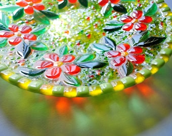 手作りのフューズドガラスの花皿：赤と緑の装飾皿、芸術的な花のボウル