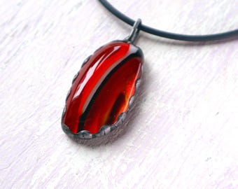 Pingente de vidro fundido feito à mão: colar de vidro colorido vermelho e preto