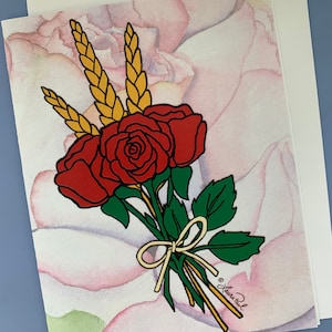 Puede incluir: Una pintura de acuarela de un ramo de rosas rojas con tallos de trigo atados con una cinta amarilla. El fondo es una acuarela de color rosa y verde.