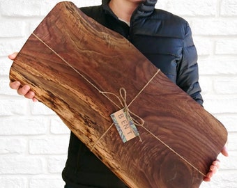 Très grande planche de charcuterie - Planche de service Live Edge - Cadeau de pendaison de crémaillère personnalisé - Cadeau de mariage en bois personnalisé