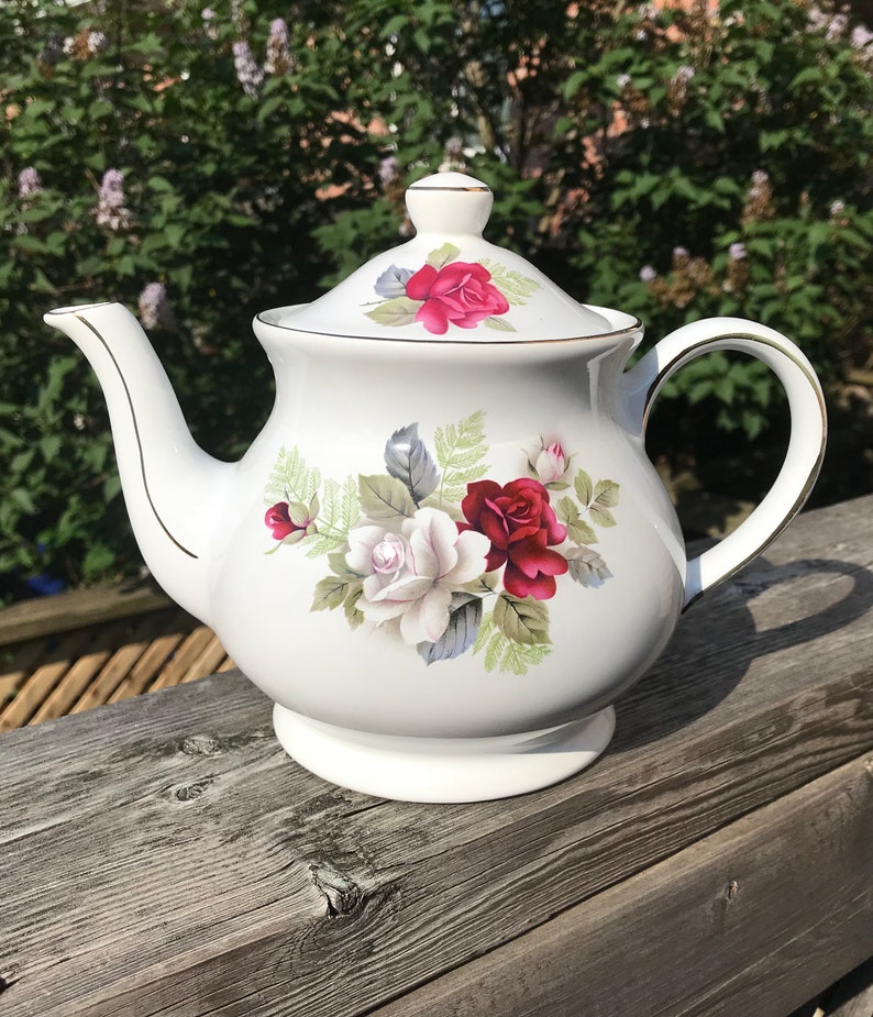 Pretty in Pink-Vintage Sadler Roses Teapot England