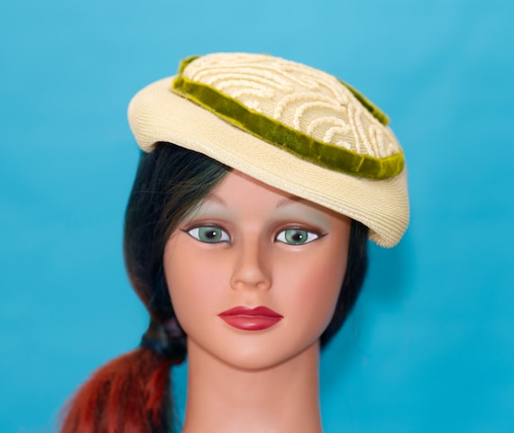 Vintage 1940s Hat with Olive Green Velvet Ribbon - image 1