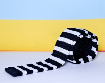 Retro Knit Necktie Black and White Striped