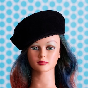 Vintage 1960s Black Velour Beret | 60s Hat by Sheraton