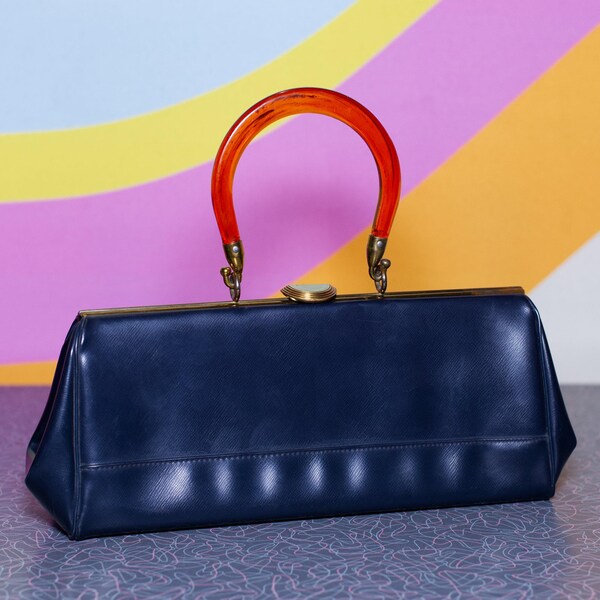 Sac à main vintage des années 1950 bleu marine avec une poignée en lucite