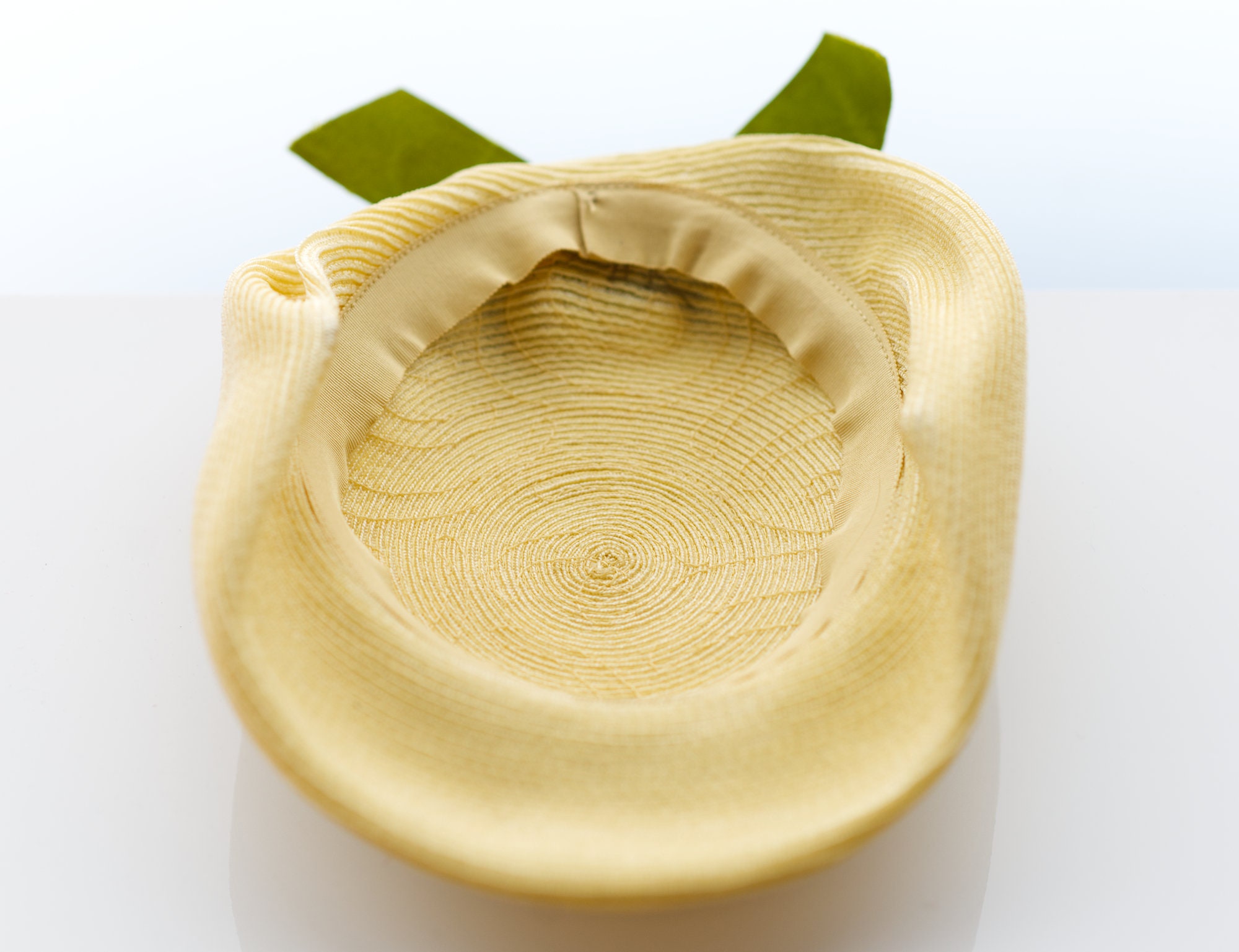 オリーブグリーンのベルベットリボン付きヴィンテージ1940年代帽子