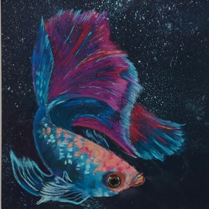 Puede incluir: Dibujo al pastel colorido de un pez Betta sobre un fondo oscuro. El pez presenta tonos vibrantes de azul, morado y rojo en sus aletas y cuerpo. La obra de arte tiene un aspecto texturizado, con trazos de pastel visibles y un fondo moteado.