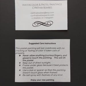 Puede incluir: Dos tarjetas blancas con texto negro sobre un fondo oscuro. La tarjeta superior dice "WATERCOLOR & PASTEL PAINTINGS CYNTHIA BSAIBES" con informaci&oacute;n de contacto. La tarjeta inferior proporciona instrucciones de cuidado de la pintura pastel.