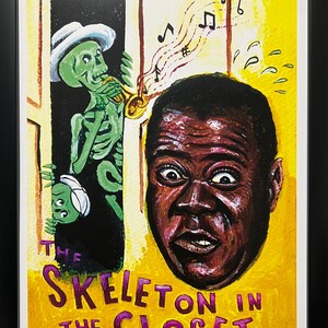 以下が含まれることがあります： 「The Skeleton in the Closet」と題された額装アートプリント。黄色い背景に、目を見開いた男性の大きな肖像画が描かれている。帽子をかぶった緑色の骸骨が暗い戸口でトランペットを吹いており、その上には音符が浮かんでいる。