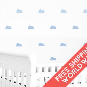 Muurstickers met pastelblauwe wolken (babykamerstickers voor jongens) en een modern Scandinavisch toegepast luchtpatroon