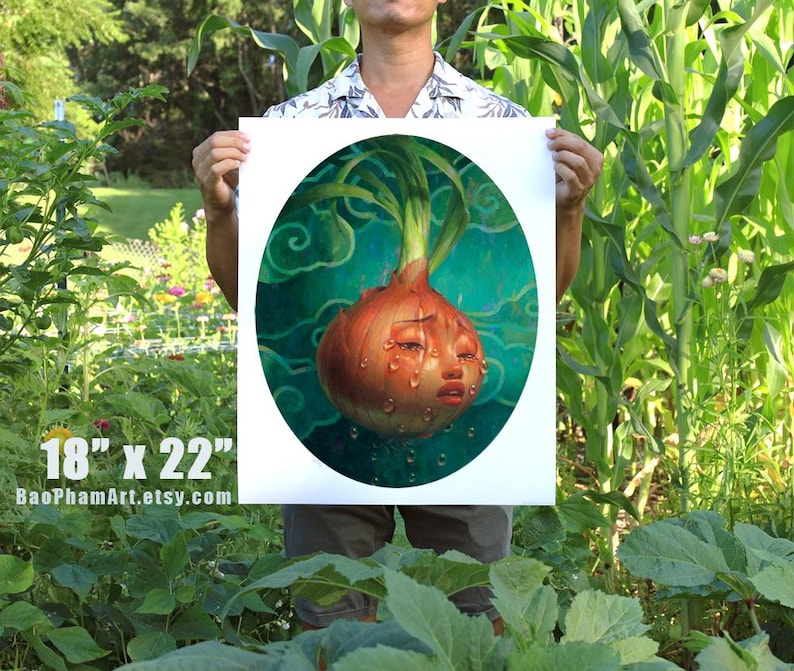 Pu&ograve; includere: Una stampa di 45,7 cm x 55,9 cm raffigurante un'illustrazione stravagante di una cipolla che piange con un volto, su uno sfondo verde acqua con motivi a vortice. La cipolla ha goccioline d'acqua e germogli verdi.