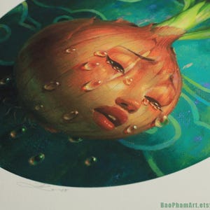 Pu&ograve; includere: Stampa artistica surrealista raffigurante una cipolla con un volto umano, adornata da goccioline d'acqua. L'opera &egrave; ambientata su uno sfondo verde e turchese. La firma dell'artista &egrave; visibile.