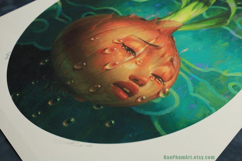 Pu&ograve; includere: Stampa artistica surrealista raffigurante una cipolla con un volto umano, adornata da goccioline d'acqua. L'opera &egrave; ambientata su uno sfondo verde e turchese. La firma dell'artista &egrave; visibile.