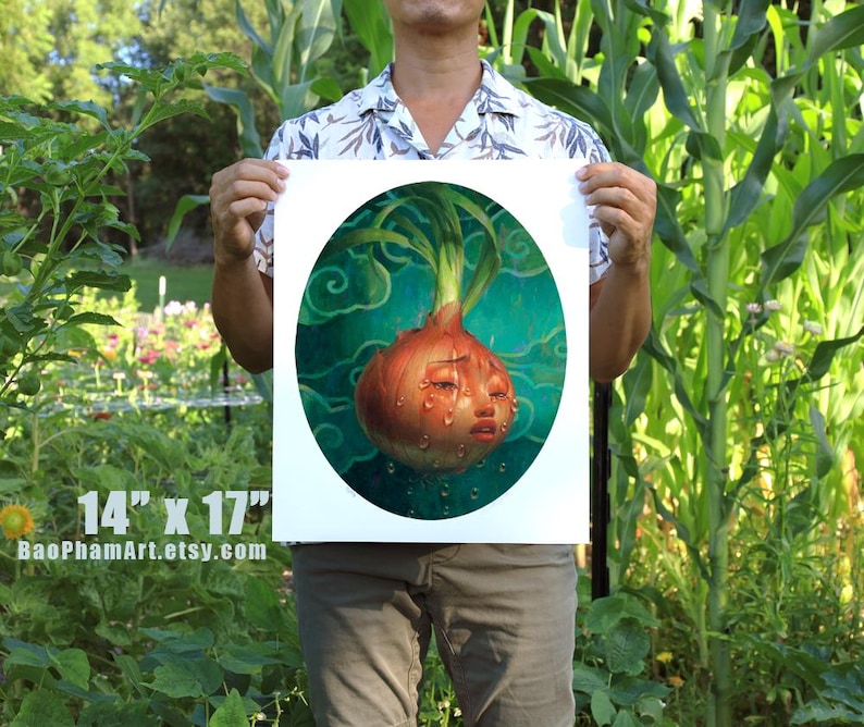 Pu&ograve; includere: Stampa quadrata con una cipolla illustrata con un volto, lacrime e germogli verdi. L'opera d'arte &egrave; ambientata su uno sfondo verde acqua con forme bianche a forma di nuvola. La stampa misura 35,56 cm per 43,18 cm.