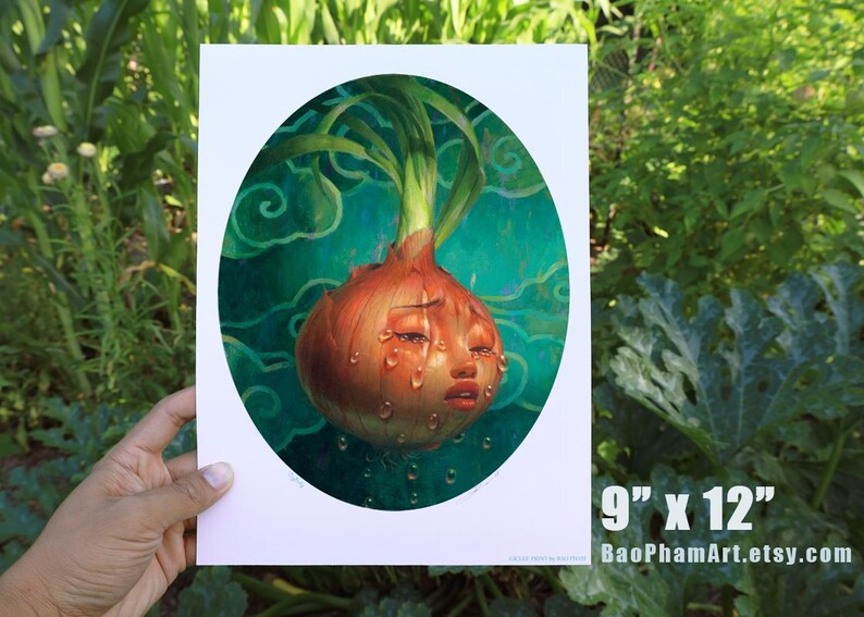 Pu&ograve; includere: Una stampa artistica di una cipolla che piange con un volto umano, su uno sfondo verde acqua con motivi a vortice. L'opera d'arte &egrave; in una cornice ovale e misura 23 cm x 30 cm.