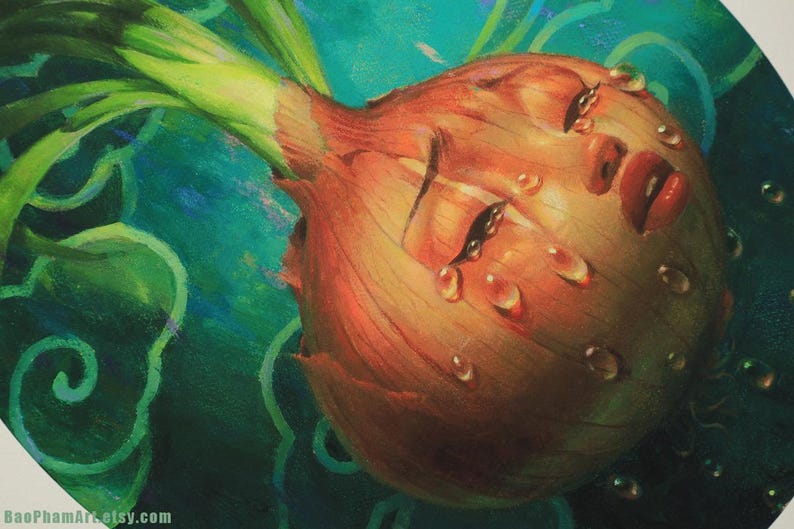 Pu&ograve; includere: Un dipinto surrealista di una cipolla con un volto, con occhi chiusi e labbra rosse. Gocce d'acqua adornano la superficie della cipolla. L'opera d'arte &egrave; ambientata su uno sfondo verde acqua con motivi a vortice e cipollotti.