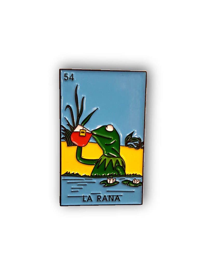 Puede incluir: Una rana verde con un sombrero rojo bebiendo de una taza, rodeada de nen&uacute;fares en un estanque azul. La carta es amarilla y azul con el n&uacute;mero 54 y el texto "LA RANA" en la parte inferior.