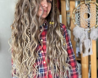 DE Dreadlocks com pontas livres e onduladas. Boho, dreadlocks de xamã. Dreadlocks praianos