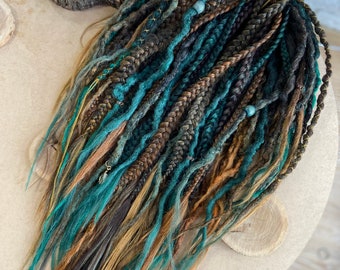 Dreadlocks dos Vikings da Floresta. Dreads verdes com textura Monstera. Estilo Boho. Dreadlocks e tranças DE de crochê. Dreadlocks de festival