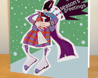 Può includere: Un biglietto di Natale verde con un'illustrazione di un personaggio dei cartoni animati in kilt che suona la cornamusa. Il biglietto ha il testo "season's greetings" in un fumetto viola.