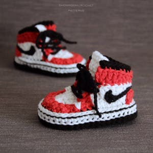 Crochet PATTERN. baby sneakers. image 1