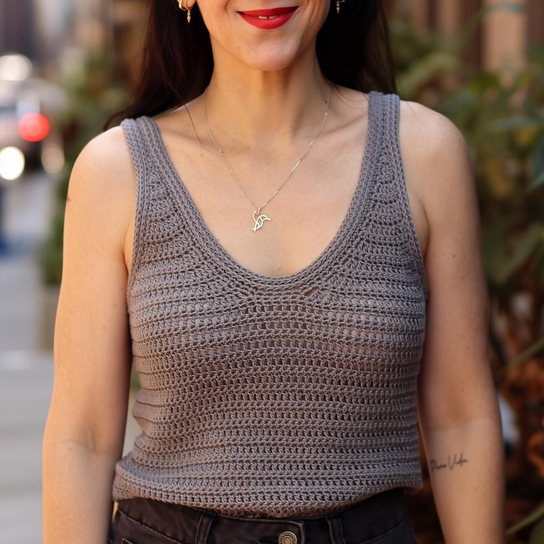 Back view of a handmade gray crochet tank top for women, created with the Top Cora crochet pattern. This lightweight and breathable design is ideal for summer fashion, showcasing a seamless finish perfect for casual outfits.
