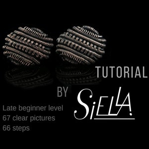 Könnte beinhalten: Zwei silberne, drahtgewickelte Ringe, ein Tutorial von SiElla, fortgeschrittenes Anfängerniveau, 67 klare Bilder, 66 Schritte.