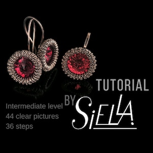Puede incluir: Un par de pendientes de piedra preciosa roja con un diseño de alambre envuelto. Los pendientes están hechos con alambre de cobre y presentan una piedra preciosa roja en el centro. Los pendientes se muestran sobre un fondo negro. El texto "TUTORIAL BY SiELLA" se muestra debajo de los pendientes. El texto "Nivel intermedio 44 imágenes claras 36 pasos" se muestra debajo del texto "TUTORIAL BY SiELLA".