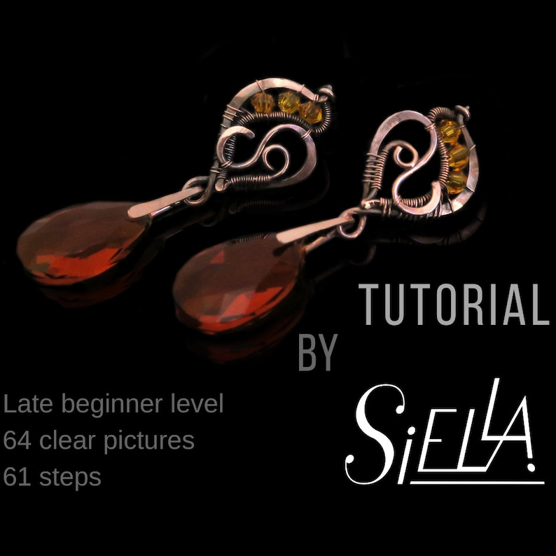 Peut inclure: Une paire de boucles d'oreilles en argent avec des pierres en forme de larme brunes et des perles jaunes. Les boucles d'oreilles sont faites &agrave; la main et pr&eacute;sentent des motifs de filature complexes. L'image comprend le texte "TUTORIAL BY SiELA".