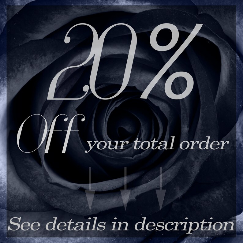 Peut inclure: Une rose bleu fonc&eacute; avec le texte "20% de r&eacute;duction sur votre commande totale" et "Voir les d&eacute;tails dans la description" en texte blanc.