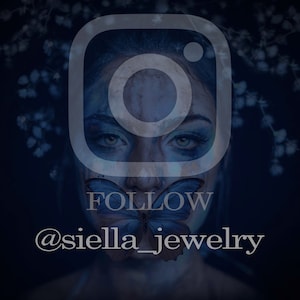 Peut inclure: Un logo Instagram bleu et blanc avec le texte "FOLLOW @siella_jewelry" et un papillon bleu.