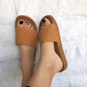 Folien Sandalen, Slip On Sandalen, Ledersandalen, Strand Sandalen, Damen Sandalen in Braun Farbe, von Christina Christi Jewels.