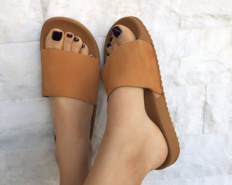 Diapositives sandales, sandales à enfiler, sandales en cuir, sandales de plage, sandales pour femmes de couleur marron, par Christina Christi Jewels.