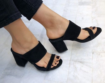 Sandalias de tacón negras, sandalias tipo mulas, sandalias de cuero, mulas de tacón, zapatos de ante, zapatos sin cordones, hechos de piel de ante en Grecia.