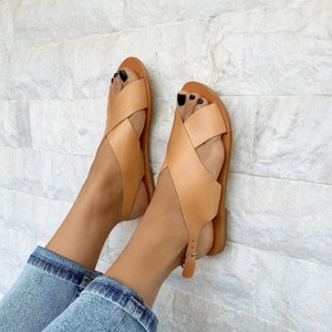Sandales à bride arrière en cuir marron, sandales croisées, cadeau pour elle, fabriquées en Grèce.