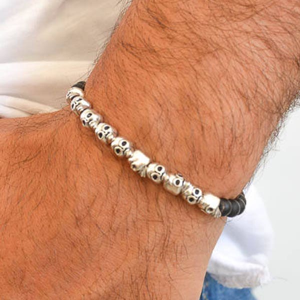 Bracelet homme, bracelet tête de mort en argent, bracelet perlé, bijoux homme, cadeau pour lui, fabriqué en Grèce, par Christina Christi.
