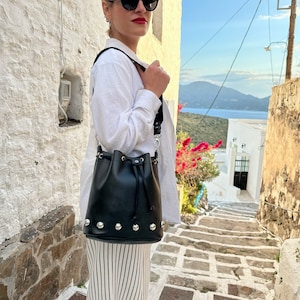 Bolso de cuero negro, bolso de cuero tachonado, bolso de hombro, bolso cruzado, hecho de cuero de grano completo en Grecia - Rock It