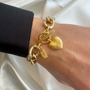 Gold Chunky Herz Armband, Herz Charm, Gold Kettenarmband, Liebesarmband, Liebe Charm Frauen, Geschenk für sie, Made in Griechenland.