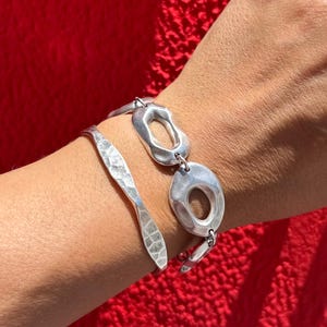 Conjunto de pulseras de plata para mujer, pulsera rígida martillada, pulsera con dije grueso, pulseras para combinar, pulsera rígida gruesa, regalo para ella.