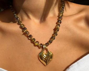 Gold Herz Anhänger, handgemachte Halskette, Herz Halskette, Perlen Halskette, Goldkette, Boho Halskette, gebogene Herz Anhänger, Liebe Schmuck.