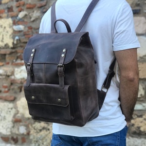 Mochila hecha a mano para hombre, mochila de cuero marrón, mochila de cuero, mochila para computadora portátil, regalo para ella, hecha de cuero de plena flor.