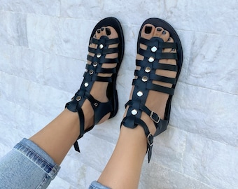 Sandales noires, sandales en cuir, sandales spartiates avec clous argentés, chaussures d'été - faites main en Grèce