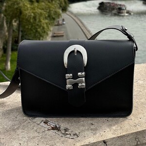 Bolso de hombro de cuero para mujer, bolso de mano con hebillas, bolso de hombro de cuero negro, cuero de plena flor, regalo para ella. imagen 2