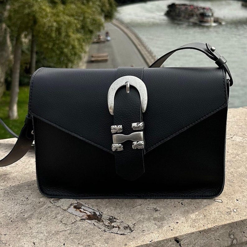 Bolso de hombro de cuero para mujer, bolso de mano con hebillas, bolso de hombro de cuero negro, cuero de plena flor, regalo para ella. imagen 2