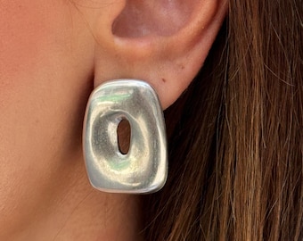 Dikke rechthoekige sieraden, modernistische oorknopjes, zilveren oorstekers, gemaakt in Griekenland.