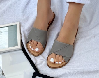 Sandales en cuir, chaussons en cuir, sandales pour femme, chaussures d'été, cadeau pour elle, en cuir pleine fleur de couleur grise, en Grèce.
