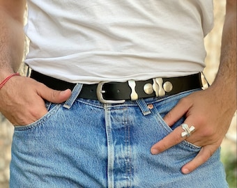 Herenriem, zwarte leren riem, handgemaakte riem heren, gespriem, door Christina Christi, cadeau voor hem.